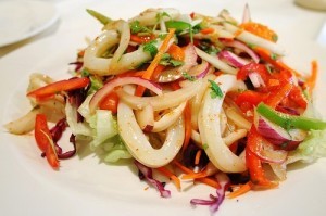 Insalata con calamari e peperone rosso